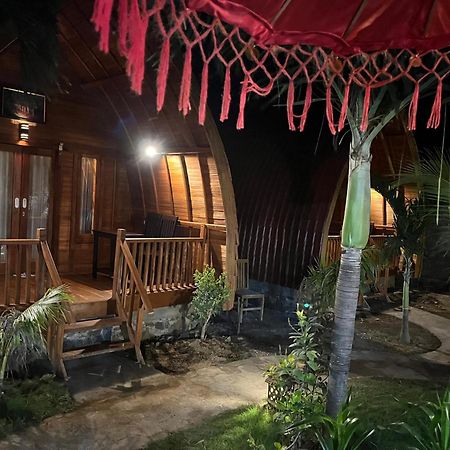 Made Taro - Menjangan Homestay Banyuwedang Luaran gambar