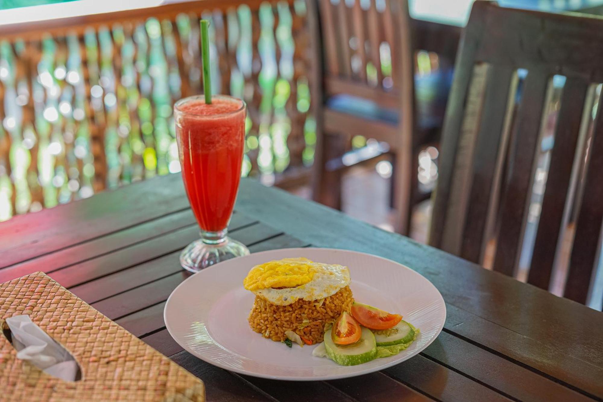 Made Taro - Menjangan Homestay Banyuwedang Luaran gambar