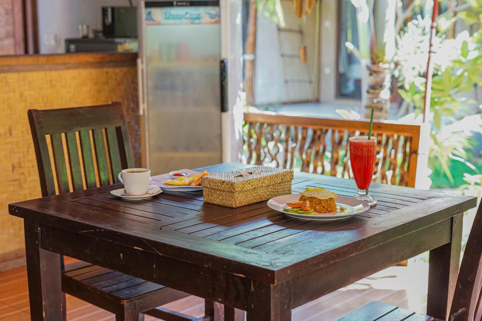 Made Taro - Menjangan Homestay Banyuwedang Luaran gambar