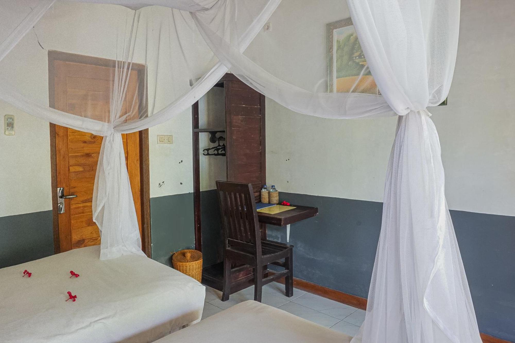 Made Taro - Menjangan Homestay Banyuwedang Luaran gambar