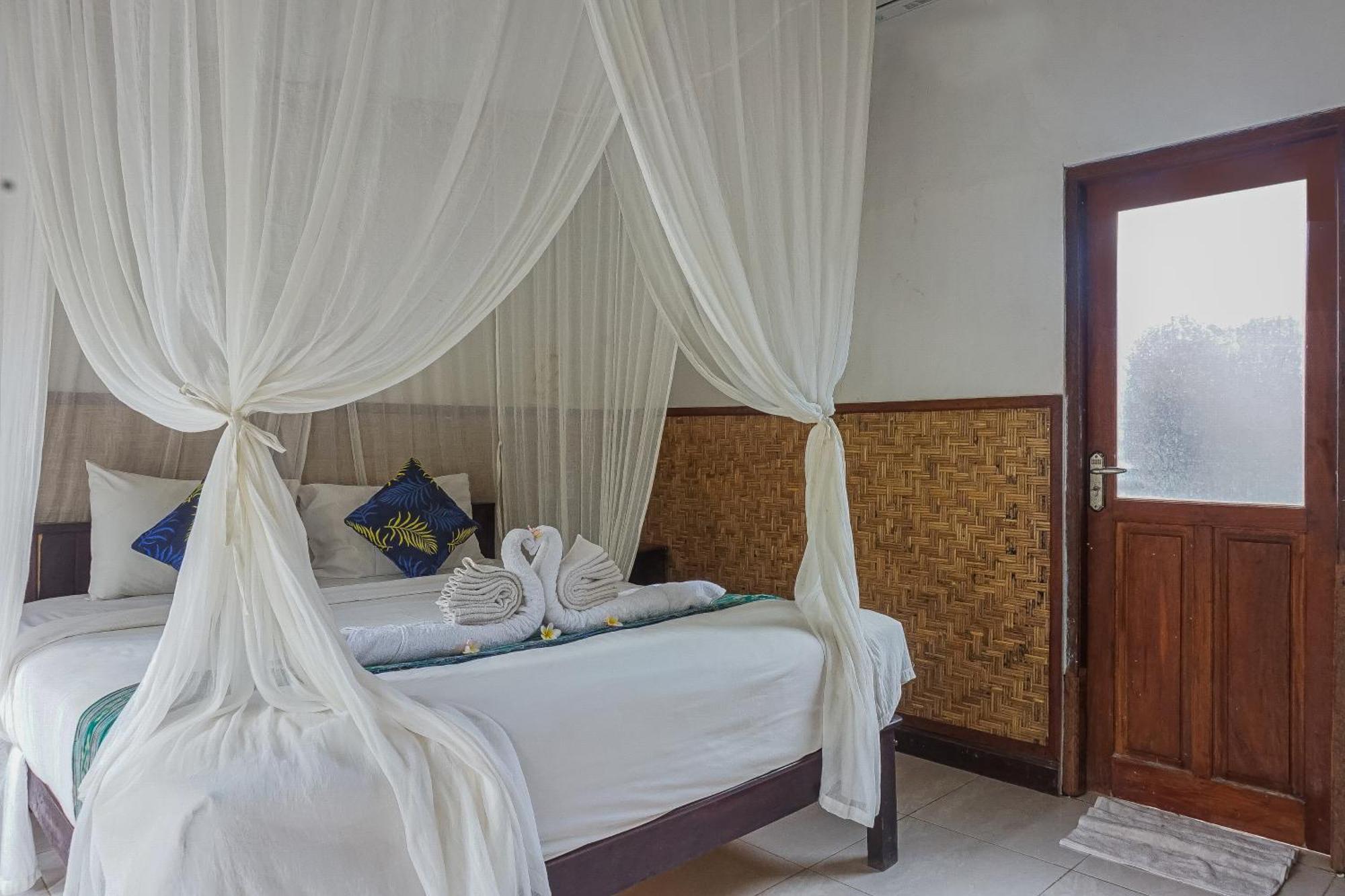 Made Taro - Menjangan Homestay Banyuwedang Luaran gambar