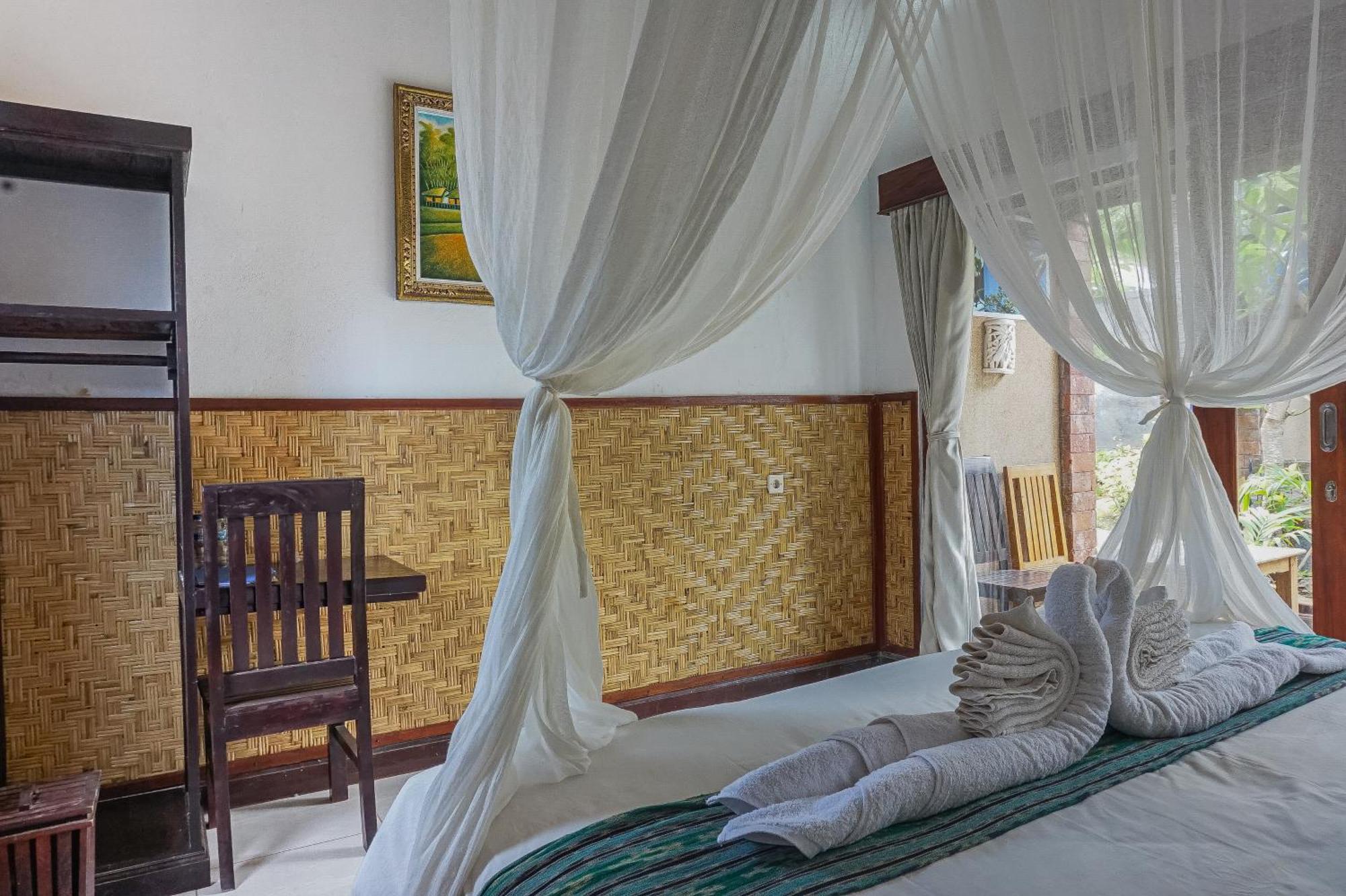 Made Taro - Menjangan Homestay Banyuwedang Luaran gambar