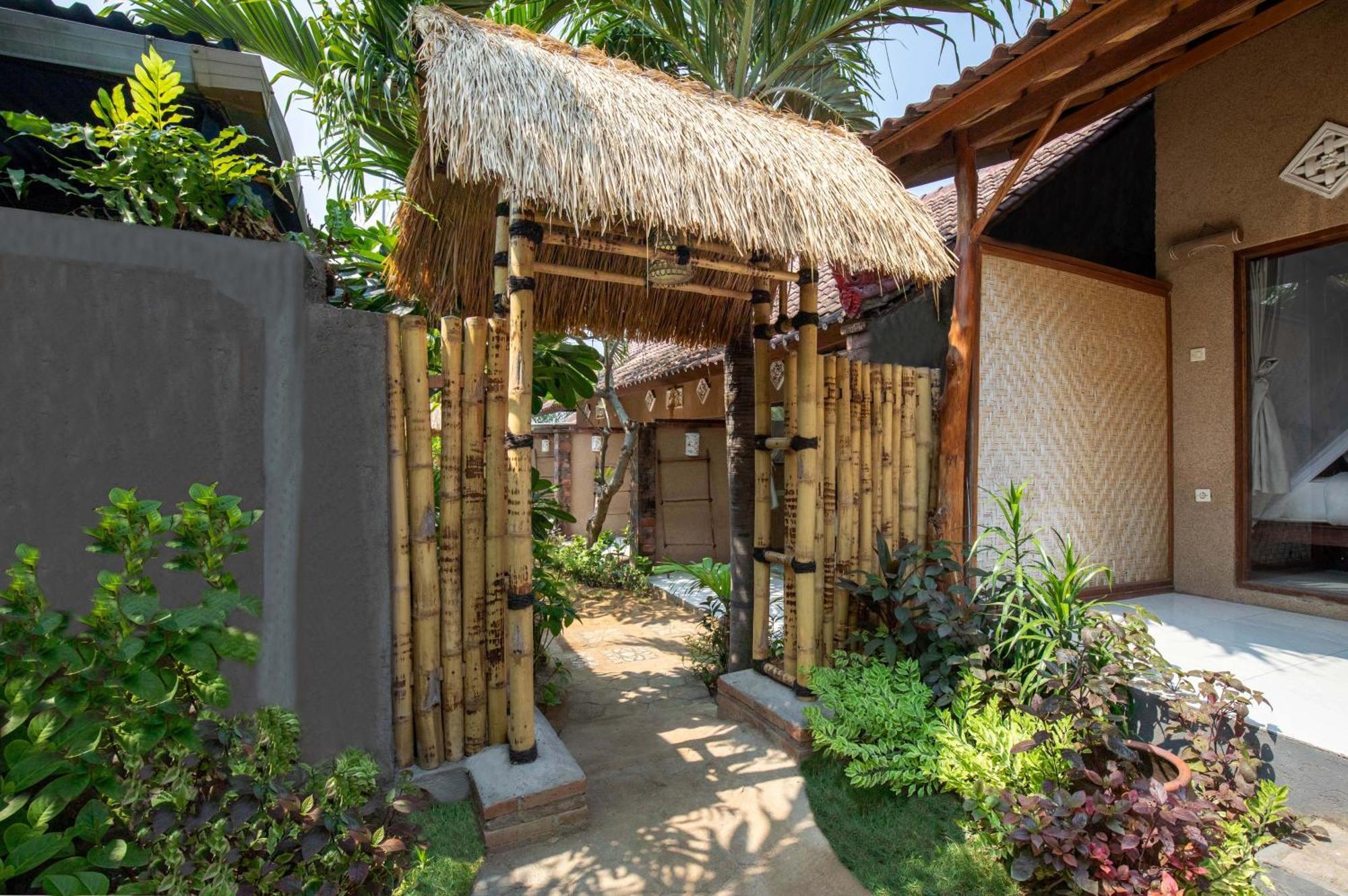 Made Taro - Menjangan Homestay Banyuwedang Luaran gambar