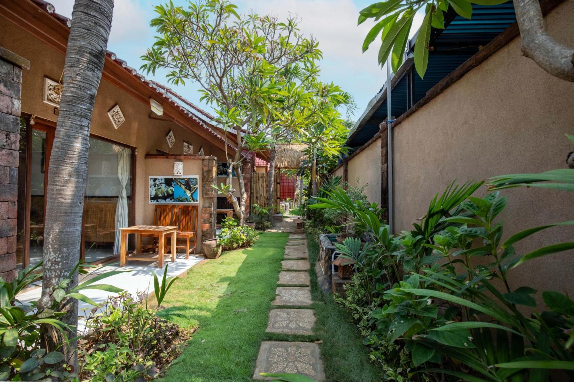 Made Taro - Menjangan Homestay Banyuwedang Luaran gambar