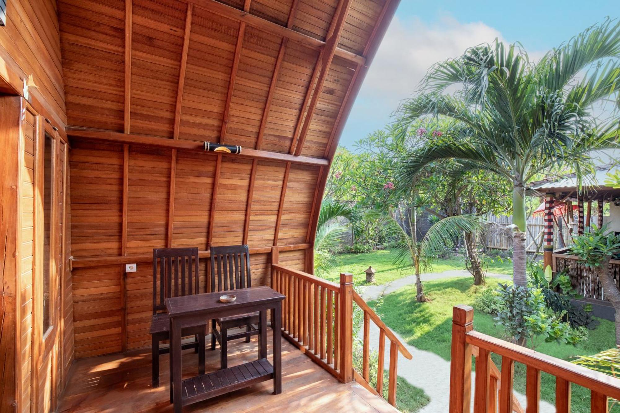 Made Taro - Menjangan Homestay Banyuwedang Luaran gambar