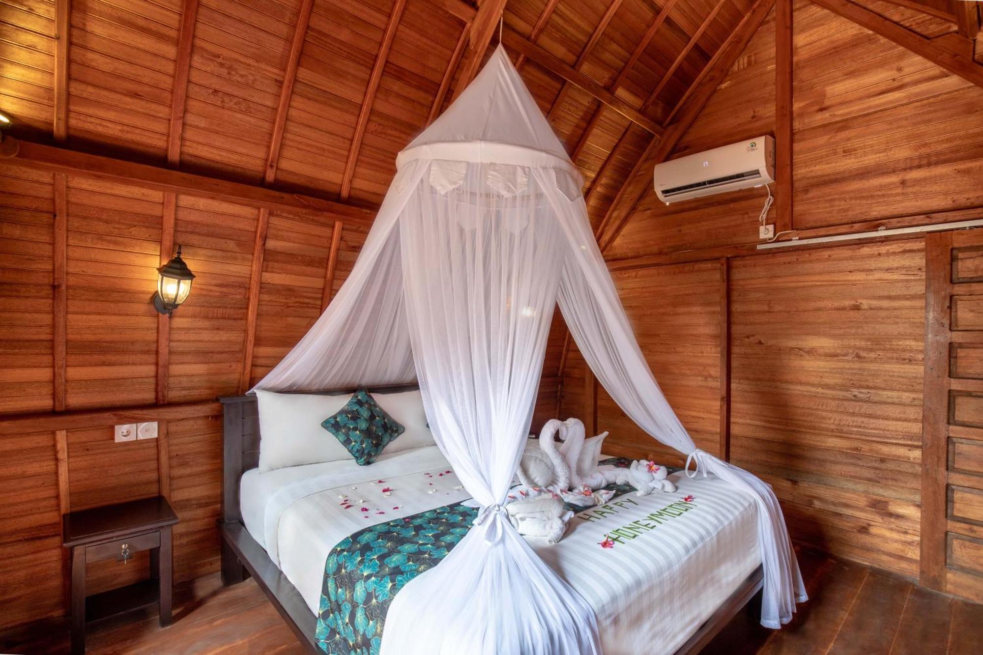 Made Taro - Menjangan Homestay Banyuwedang Luaran gambar