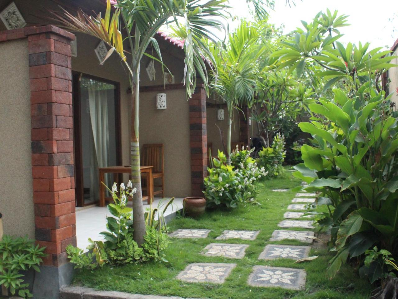 Made Taro - Menjangan Homestay Banyuwedang Luaran gambar