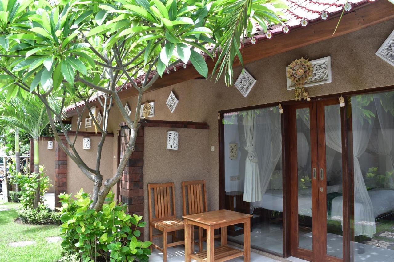 Made Taro - Menjangan Homestay Banyuwedang Luaran gambar