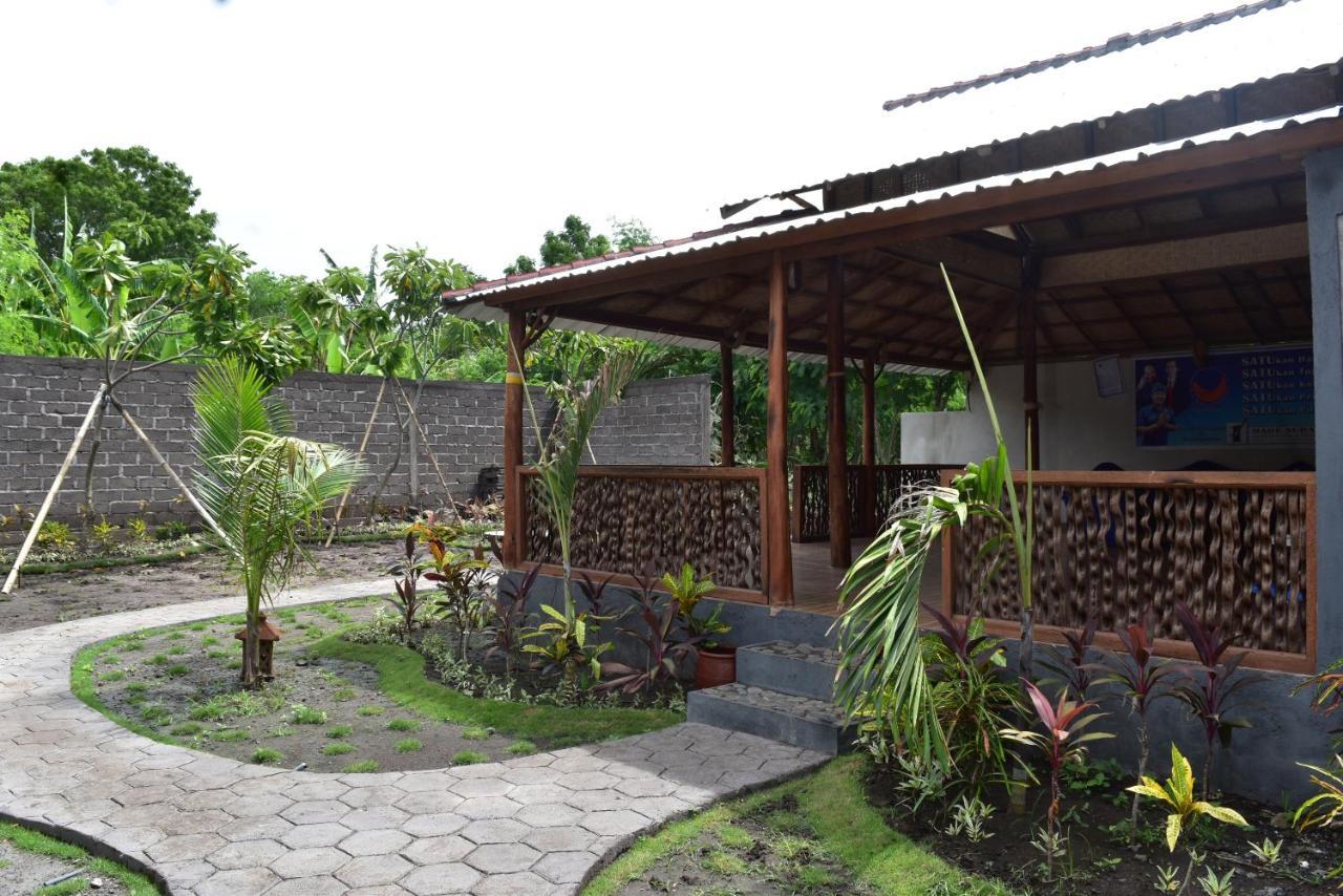 Made Taro - Menjangan Homestay Banyuwedang Luaran gambar