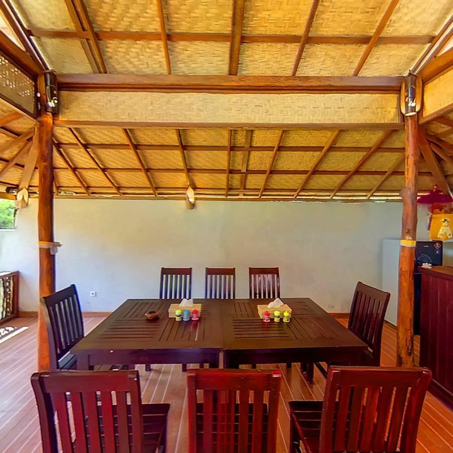 Made Taro - Menjangan Homestay Banyuwedang Luaran gambar