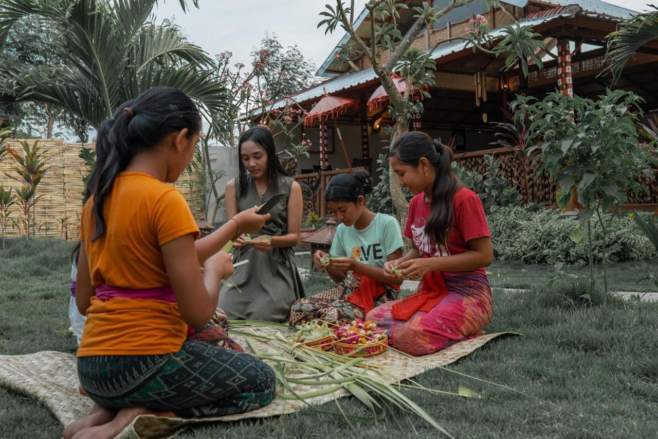 Made Taro - Menjangan Homestay Banyuwedang Luaran gambar