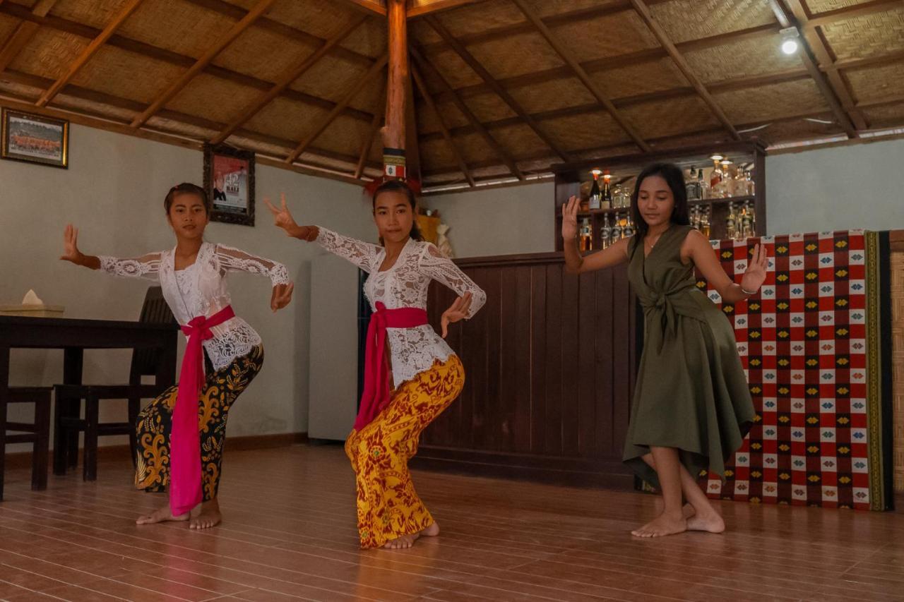 Made Taro - Menjangan Homestay Banyuwedang Luaran gambar
